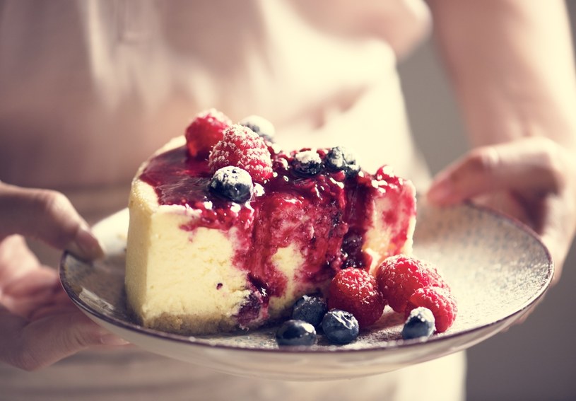 Delikatny tort malinowy możesz udekorować polewą, owocami lub cukrem pudrem /123RF/PICSEL