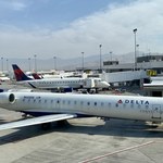 Delta Air Lines: Niezaszczepieni pracownicy będą płacić miesięcznie 200 dolarów 