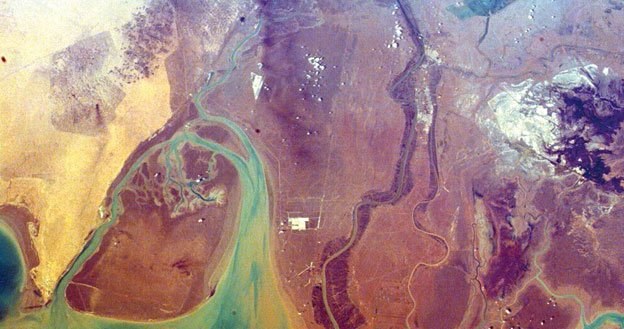 Delta Szatt al Arab - rzeki powstałej z połączenia Tygrysu i Eufratu /Wiedza i Życie