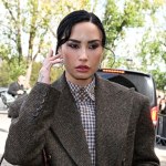 Demi Lovato w modnych spodniach. Jak nosić jeansy barrel? Tych błędów unikaj