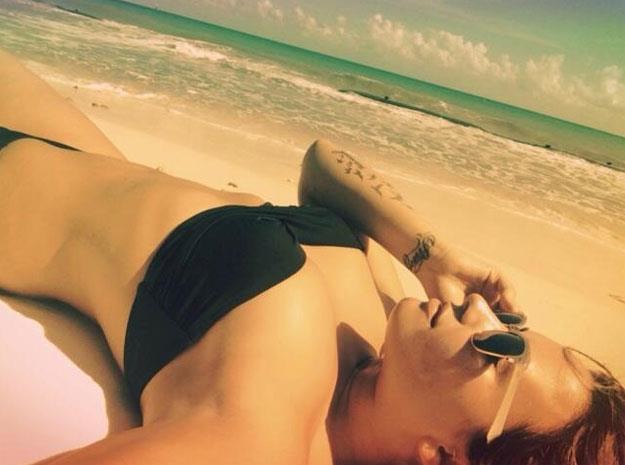 Demi Lovato wypoczywa na plaży /