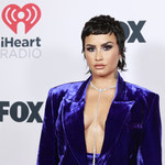 Demi Lovato z tatuażem na  pół głowy. Wokalistka wyjaśnia jego znaczenie