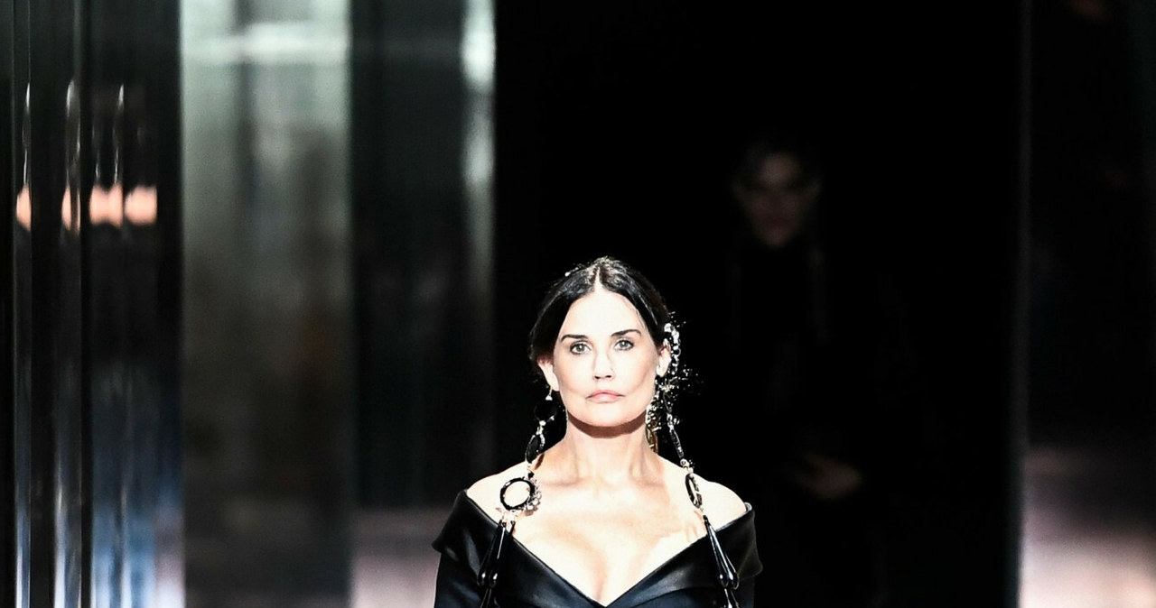 Demi Moore na pokazie Fendi. /STEPHANE DE SAKUTIN/AFP /East News