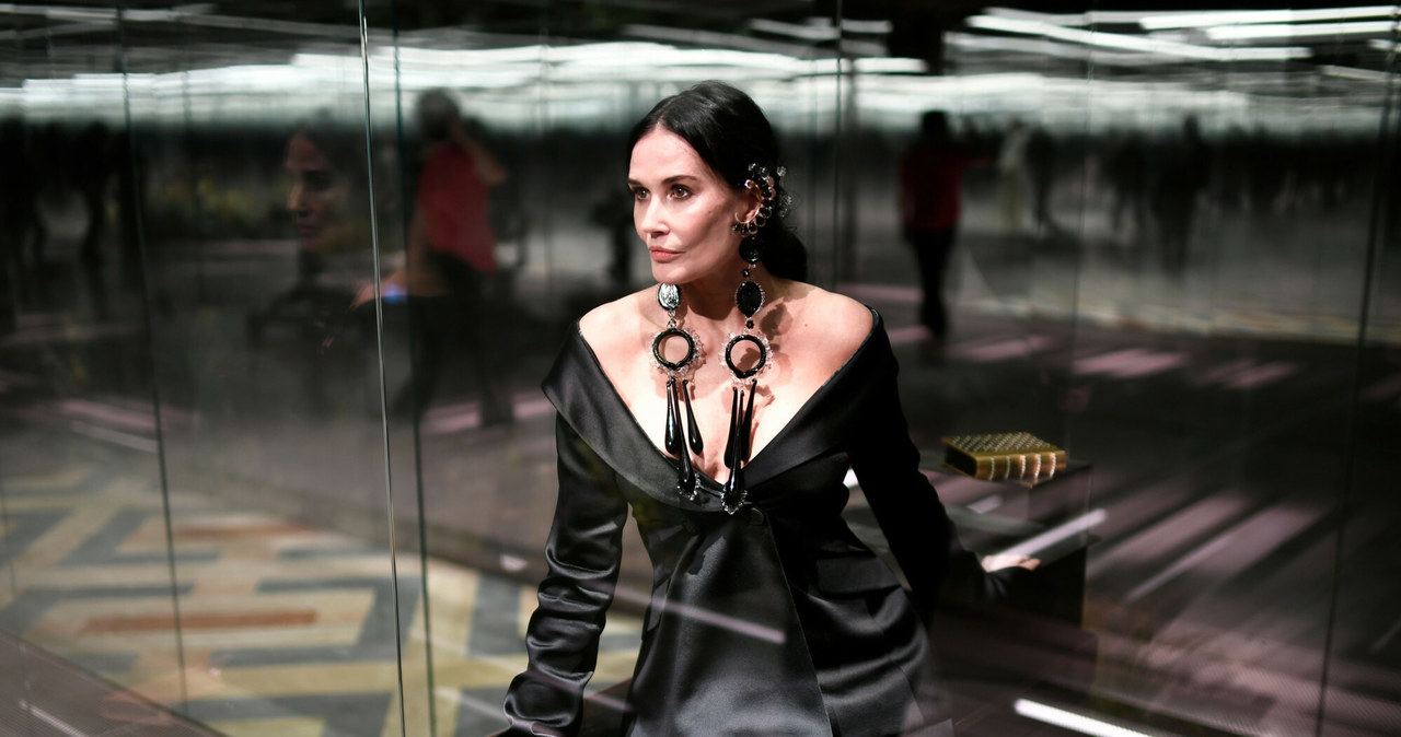 Demi Moore na pokazie Fendi. /STEPHANE DE SAKUTIN/AFP /East News