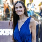 Demi Moore przyciąga wzrok. Kobaltowa suknia podkreśliła jej spektakularną przemianę