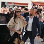 Demi Moore w Cannes. Jej wygodna stylizacja podróżna zachwyca prostotą
