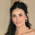 Demi Moore zachwyciła w kwiecistej sukni. Spojrzeli jednak też na jej twarz