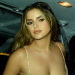 Demi Rose niczym egipska bogini. Celebrytka kusi dekoltem 