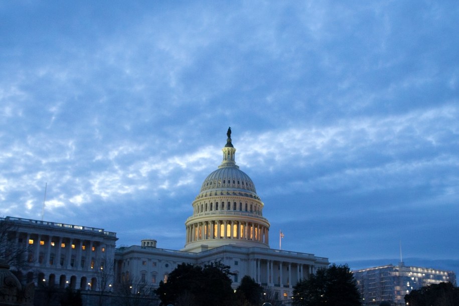 Demokraci jeszcze w poniedziałek skrytykowali propozycje Trumpa i podkreślili, że powinien wyciągnąć wnioski z ostatniego zawieszenia rząd /PAP/EPA