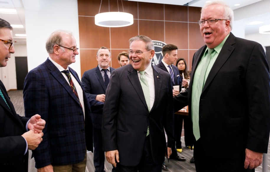 Demokratyczny senator Robert Menendez podczas kampanii /JUSTIN LANE /PAP/EPA