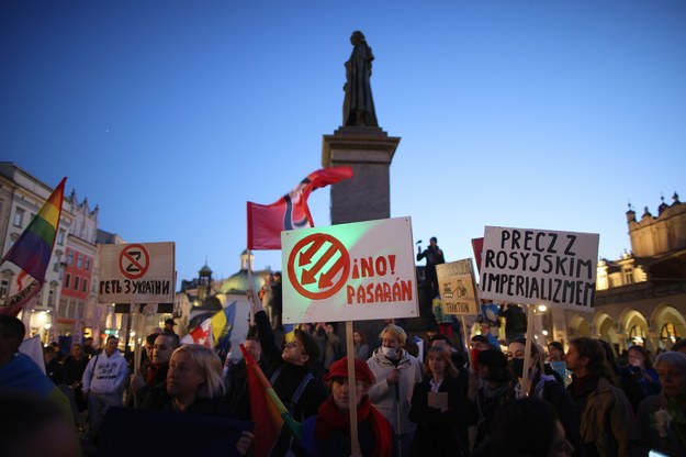 Demonstracja antywojenna pod hasłem "No war in my name" na Rynku Głównym w Krakowie /	Łukasz Gągulski /PAP