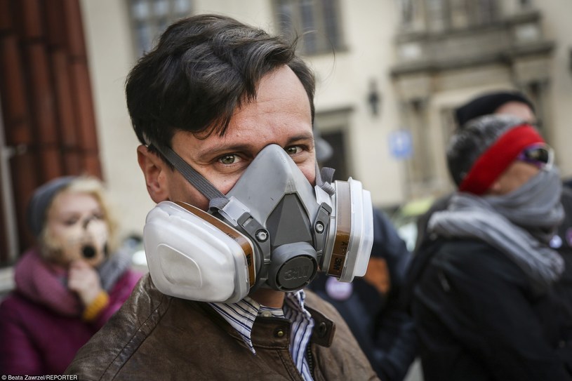 Demonstracja krakowskich działaczy Partii Razem przed Urzędem Miasta Krakowa w związku z utrzymującym się od kilku dni wysokim poziomem zanieczyszczenia powietrza i alarmem smogowym /Beta Zawrzeł  /Reporter