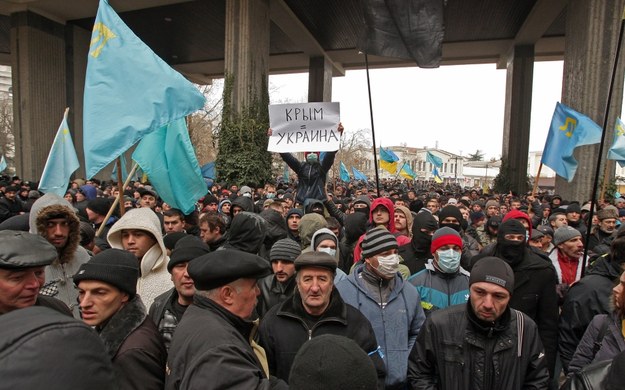 Demonstracja krymskich Tatarów w pobliżu budynku parlamentu Autonomii w Symferopolu. Napis głosi: "Krym = Ukraina!" /ARTUR SHVARTS /PAP/EPA