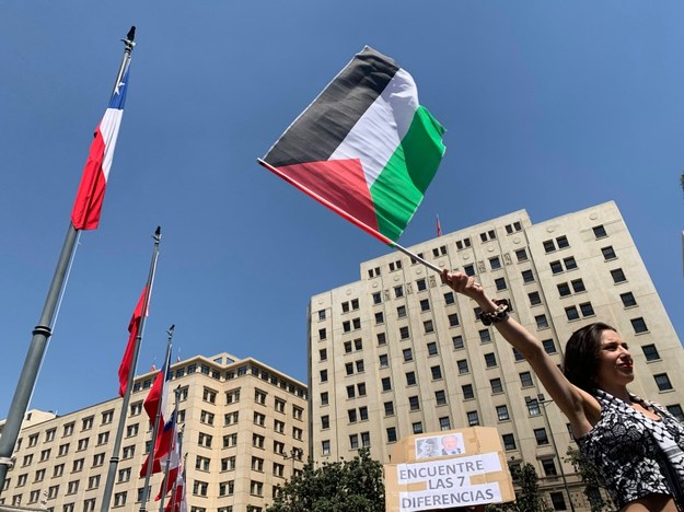 Demonstracja ludzi popierająca Palestyńczyków. Santiago, Chile /Javier Martin /PAP/EPA