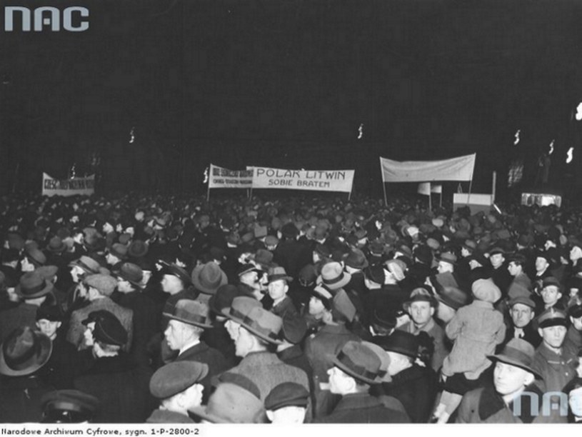 Demonstracja na placu Piłsudskiego po przyjęciu przez Litwę polskiego ultimatum o nawiązaniu stosunków dyplomatycznych. 19 marca 1938 r. /Z archiwum Narodowego Archiwum Cyfrowego