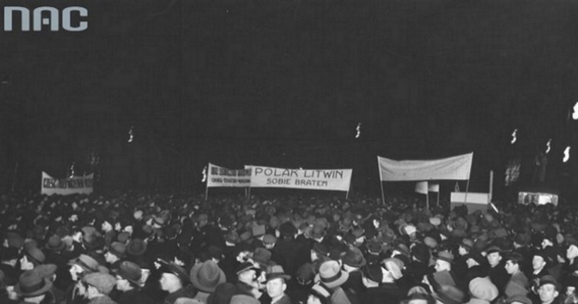 Demonstracja na placu Piłsudskiego po przyjęciu przez Litwę polskiego ultimatum o nawiązaniu stosunków dyplomatycznych. 19 marca 1938 r. /Z archiwum Narodowego Archiwum Cyfrowego