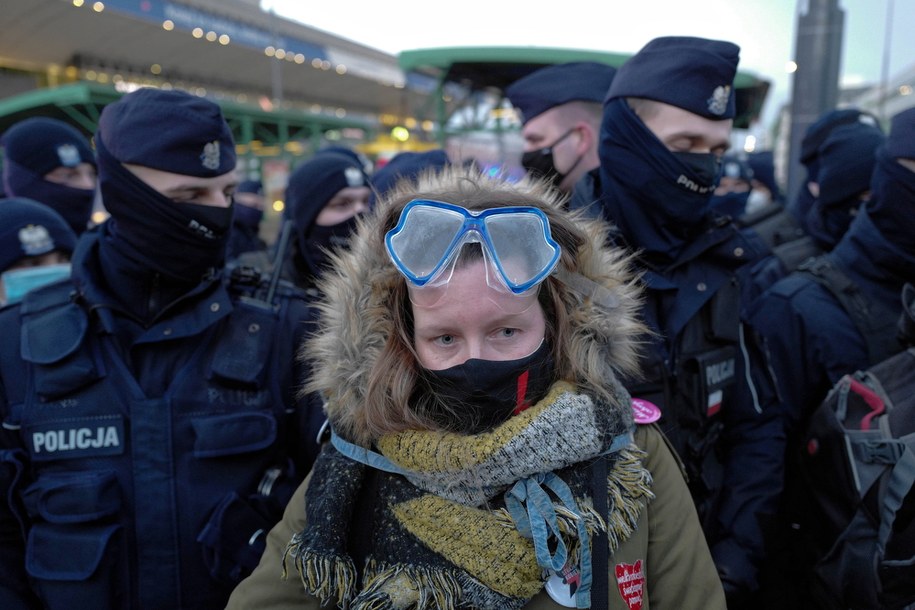 Demonstracja Ogólnopolskiego Strajku Kobiet na rondzie Dmowskiego w Warszawie /Mateusz Marek /PAP