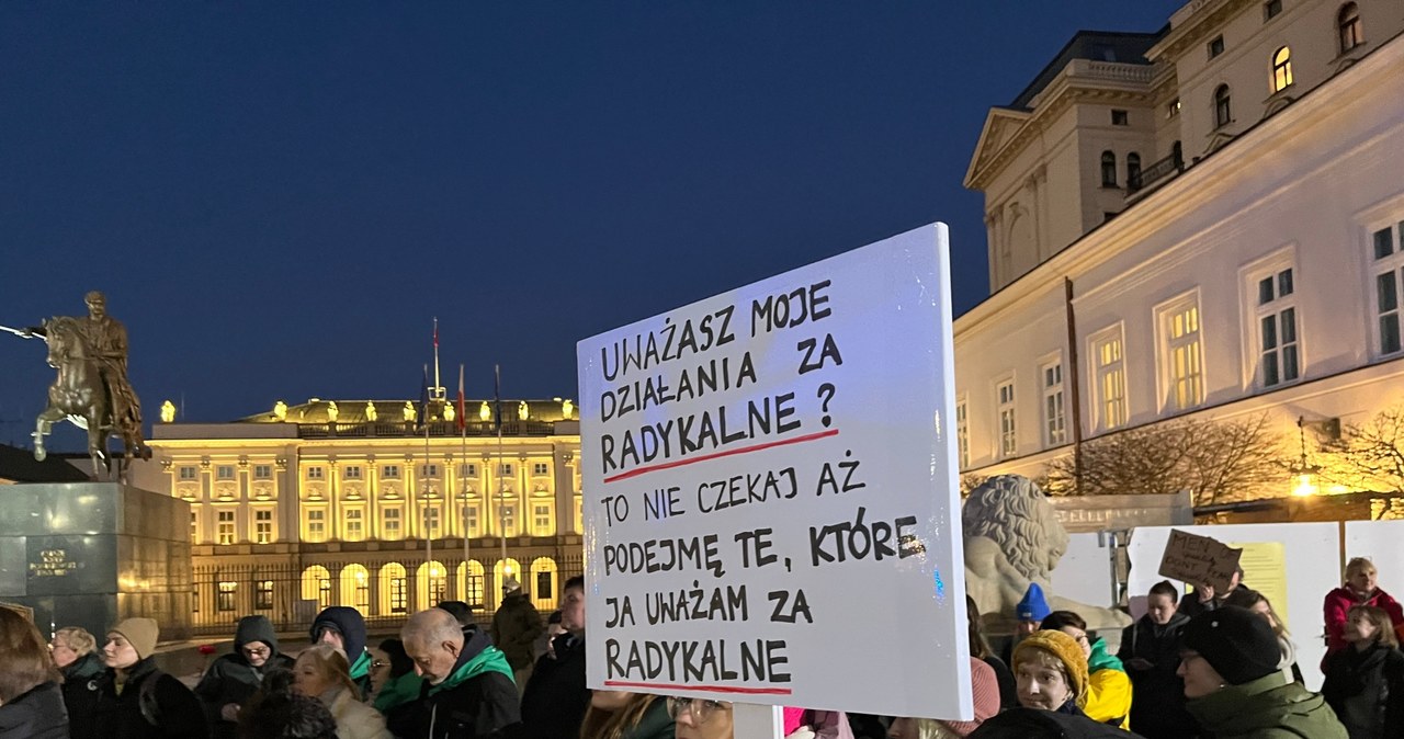 Demonstracja Ogólnopolskiego Strajku Kobiet przed Pałacem Prezydenckim 