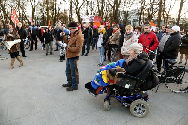 Demonstracja opiekunów niepełnosprawnych przed Sejmem w kwietniu zeszłego roku /Tomasz Gzell /PAP