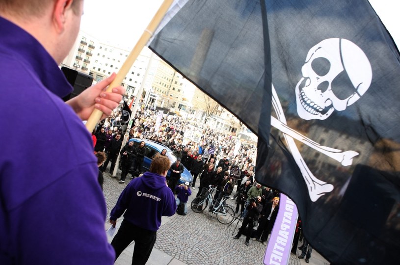 Demonstracja osób wspierających działalność strony The Pirate Bay w Sztokholmie /AFP