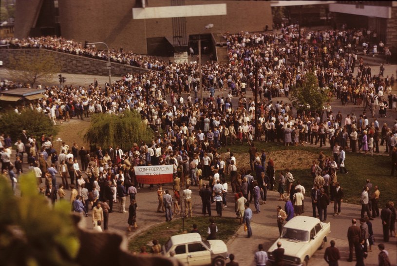 Demonstracja po mszy w nowohuckim kościele Arka Pana w 1985 roku - ludzie kierują się na placyk, gdzie zginał Bogdan Włosik /Jacek Boroń /Reporter