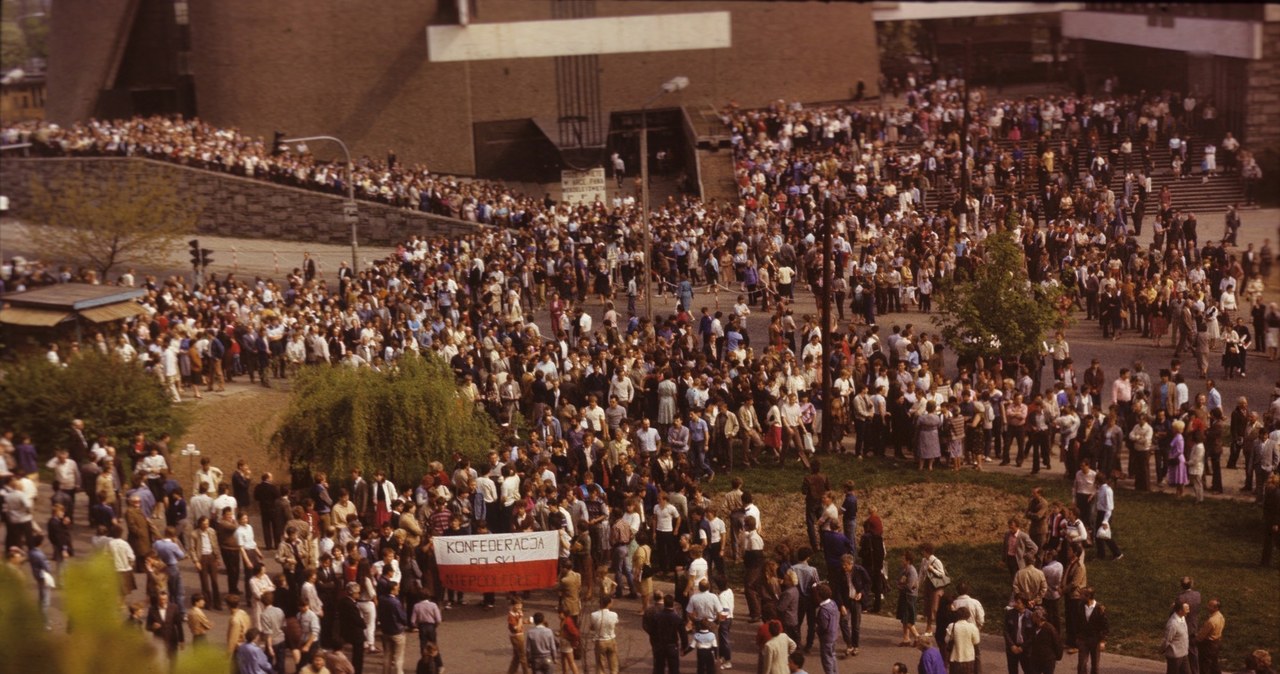 Demonstracja po mszy w nowohuckim kościele Arka Pana w 1985 roku - ludzie kierują się na placyk, gdzie zginał Bogdan Włosik /Jacek Boroń /Reporter