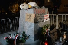 Demonstracja pod cokołem pomnika ks. Jankowskiego