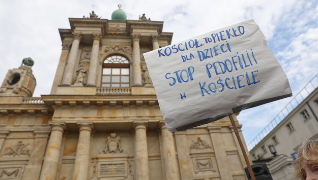 Demonstracja pod hasłem #RęcePreczodDzieci, przeciwko bezkarności kościelnej pedofilii w Polsce /	Tomasz Gzell   /PAP