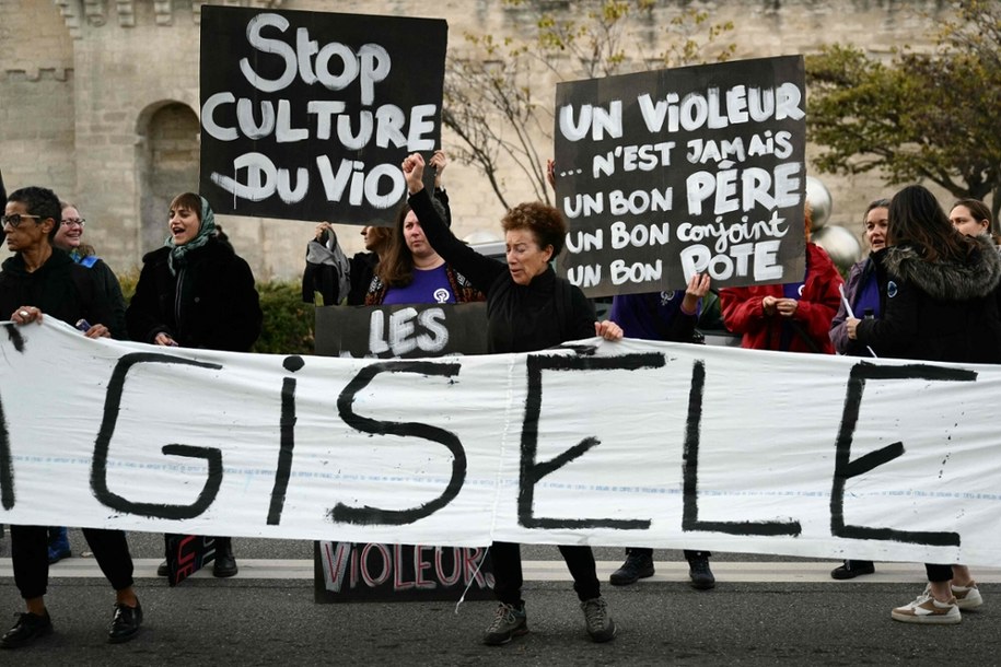 Demonstracja poparcia dla Gisele Pelicot przed sądem w Awinionie. /CHRISTOPHE SIMON/AFP/East News /East News