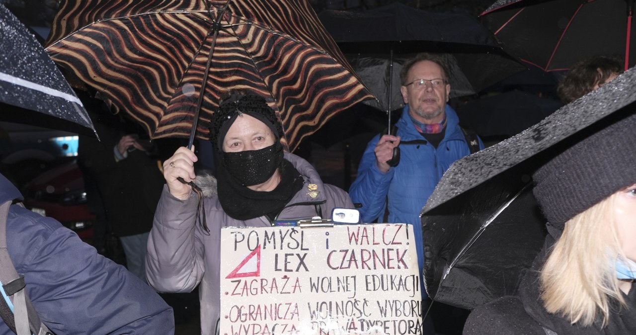 Demonstracja przeciwko "lex Czarnek" przed Sejmem