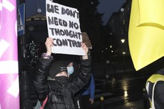 Demonstracja przeciwko "lex Czarnek" przed Sejmem