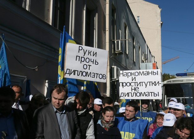 Demonstracja przeciwko zatrzymaniu rosyjskiego dyplomaty Dmitrija Borodina przed ambasadą Holandii w Moskwie. /Sergei Ilnitsky /PAP