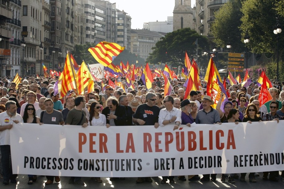 Demonstracja przeciwników monarchii w Walencji. Manifestanci domagali się rozpisania referendum /JUAN CARLOS CARDENAS /PAP/EPA