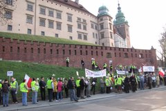 Demonstracja przeciwników pochówku pary prezydenckiej na Wawelu