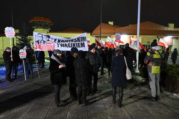Demonstracja przed aresztem śledczym w Radomiu. /Piotr Polak /PAP