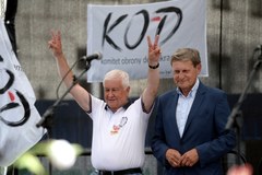 Demonstracja przed Sejmem. Lider KOD do Kaczyńskiego: Nie jesteś Janukowyczem, nie masz dokąd uciec