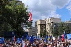 Demonstracja przed Sejmem. Lider KOD do Kaczyńskiego: Nie jesteś Janukowyczem, nie masz dokąd uciec