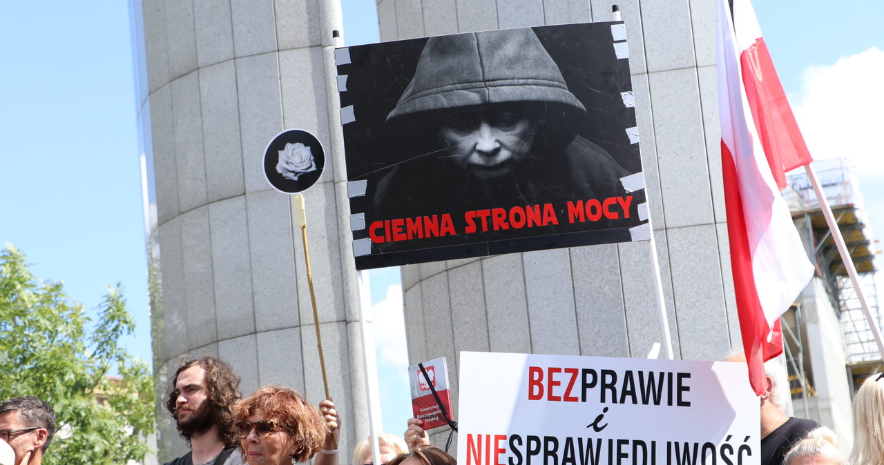 Demonstracja przed Sejmem. Lider KOD do Kaczyńskiego: Nie jesteś Janukowyczem, nie masz dokąd uciec