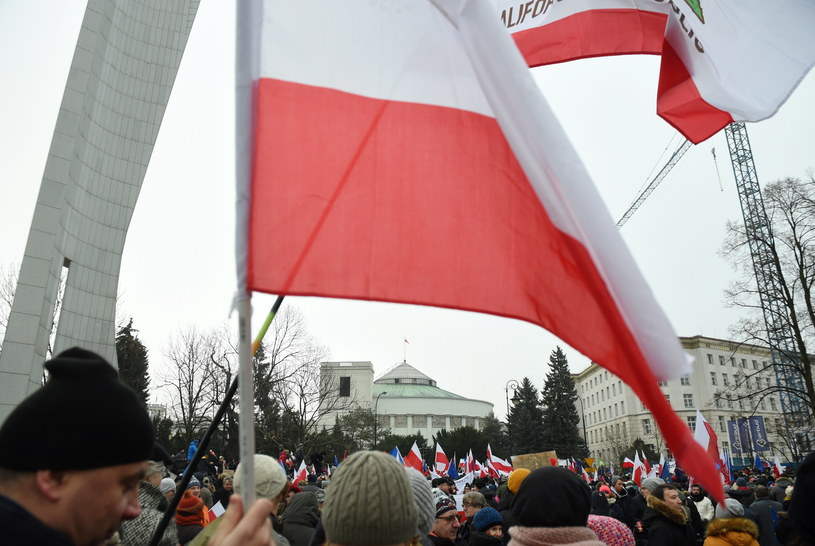 Demonstracja przed Sejmem, w związku z kryzysem politycznym, który powstał po piątkowych głosowaniach w Sejmie; zdj. ilustracyjne /Radek Pietruszka /PAP