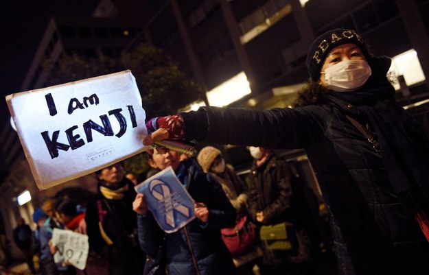 Demonstracja przed siedzibą japońskiego rządu ws. uwolnienia Kenji Goto /FRANCK ROBICHON /PAP/EPA