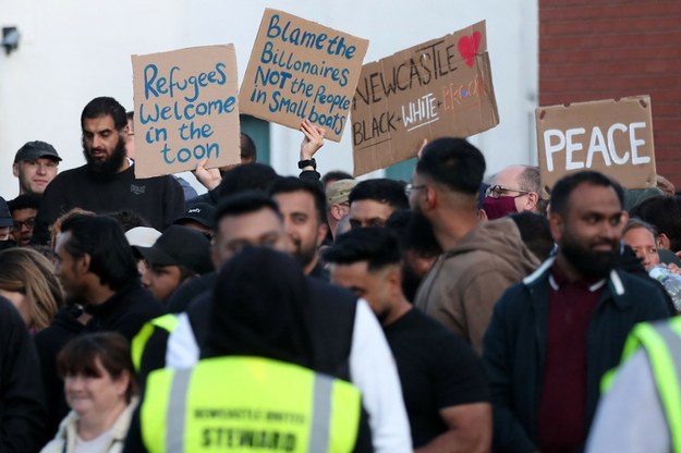 Demonstracja w angielskim Newcastle upon Tyne przeciwko antyimigranckim zamieszkom /SCOTT HEPPELL /AFP/EAST NEWS