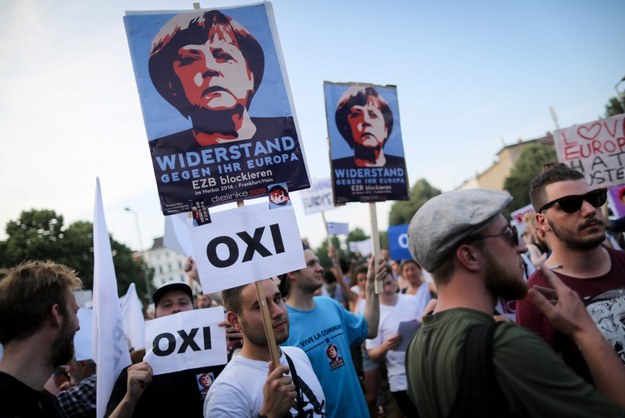 Demonstracja w Berlinie: Manifestanci trzymają plakaty ze zdjęciami Angeli Merkel i poparciem dla Greków głosujących na "nie" /Kay Nietfeld  /PAP/EPA