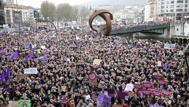 Demonstracja w Bilbao na północy Hiszpanii /LUIS TEJIDO  /PAP/EPA