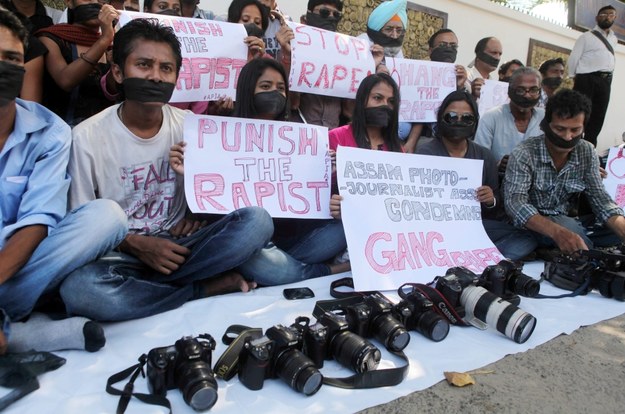 Demonstracja w Indiach potepiająca gwałt /STRINGER /PAP/EPA