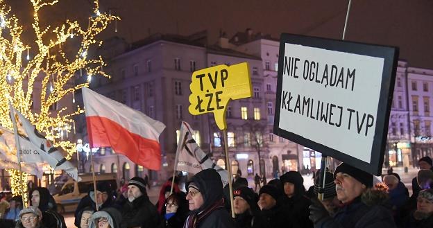 Demonstracja w Krakowie pod hasłem "Stop propagandzie w TVP! Żądamy zmian!" /PAP