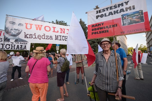 Demonstracja w obronie ks. Michała Olszewskiego przed Sejmem w Warszawie. /Marcin Obara /PAP