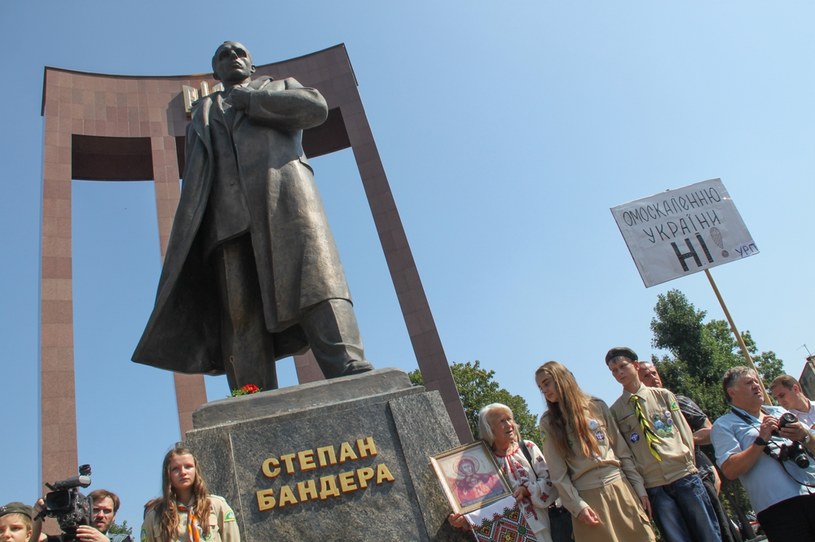 Demonstracja we Lwowie pod pomnikiem Stepana Bandery, bohatera współczesnej Ukrainy /East News