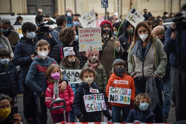 Demonstracja włoskich uczniów w Mediolanie przeciwko nauce zdalnej /MATTEO CORNER /PAP/EPA