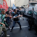 Demonstracja zamieniła się w pole bitwy. Co najmniej 23 osoby ranne