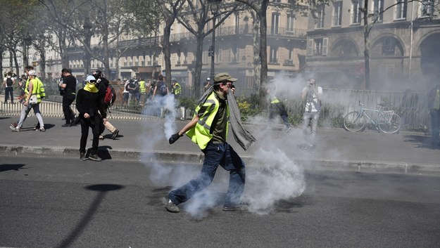 Demonstracja żółtych kamizelek w Paryżu /	JULIEN DE ROSA /PAP/EPA
